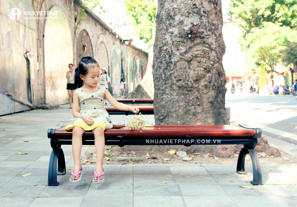 ghế băng công viên không tựa lưng tại phố đi bộ Phùng Hưng