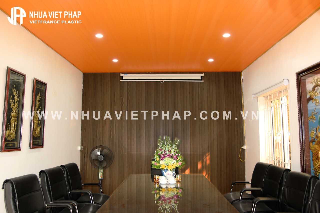 Trang trí trần nhà bằng gỗ nhựa Việt Pháp