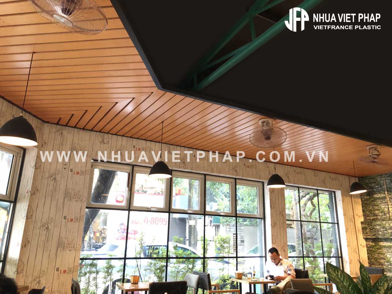(Trang trí trần nhà với gỗ nhựa sinh thái WPVC - Nhựa Việt Pháp)