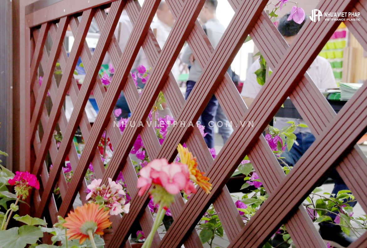 hàng rào gỗ nhựa sử dụng thanh đan năng với thiết kế hình quả trám