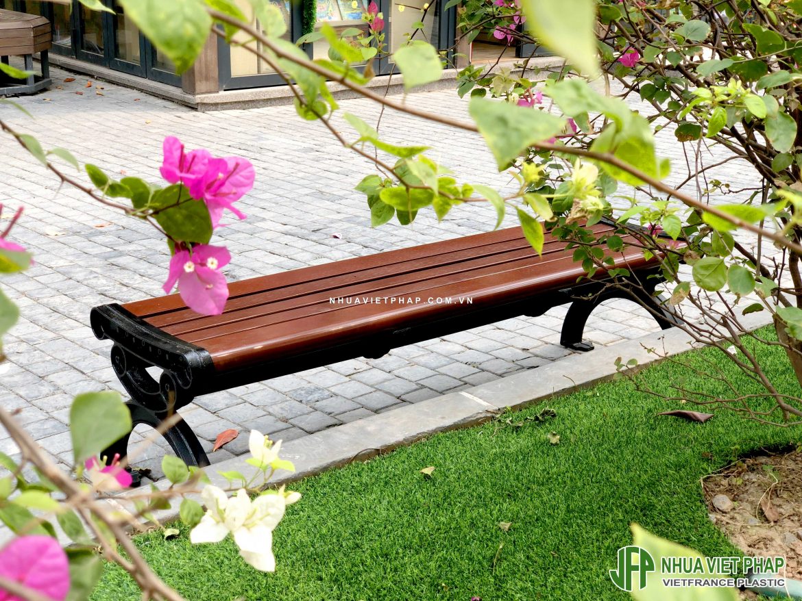 (Ghế băng không tựa đơn giản trang nhã cạnh vườn hoa ngát hương cho người ngồi nghỉ chân cảm giác thư thái bình yên)