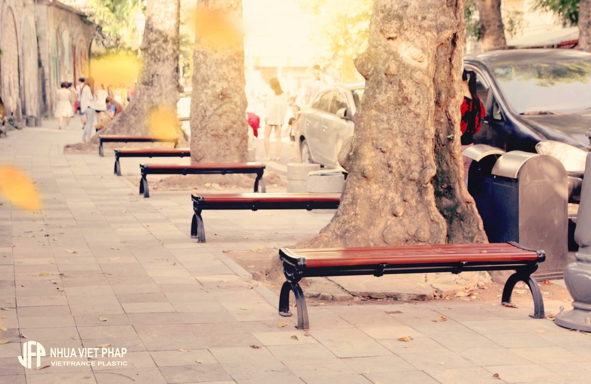 (Hàng ghế băng GB06 – Nhựa Việt Pháp trải dài tô màu cho phong cảnh mùa thu – một bức tranh thiên nhiên hoàn hảo ấn tượng - Hình ảnh tại phố đi bộ Phùng Hưng – Hà Nội)