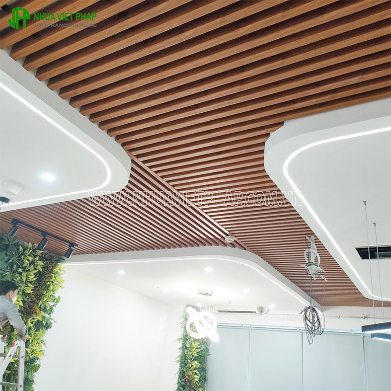 (Thiết kế trần nhà với gỗ nhựa, hệ lam nhựa giả gỗ chịu nước – Internet)