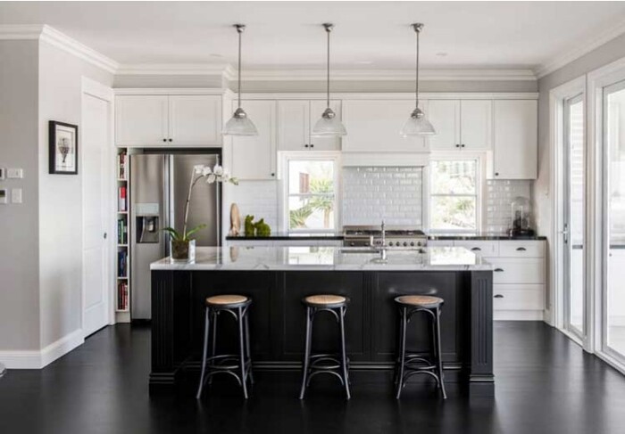 Mẫu sàn nhựa giả gỗ màu đen thiết kế phòng bếp hiện đại