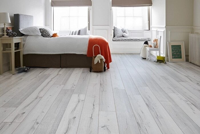 Mẫu sàn nhựa giả vân gỗ màu xám trắng phù hợp cho không gian phòng ngủ