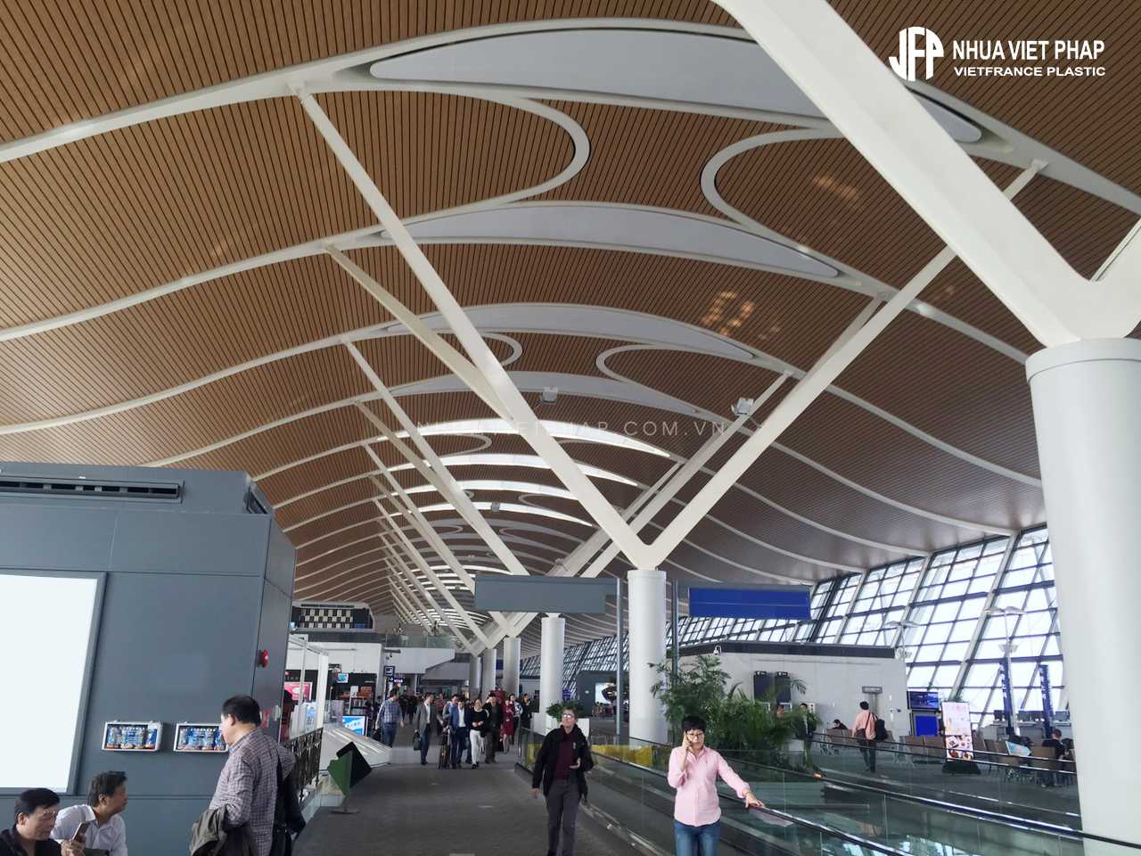(Trang trí trần sân bay bằng gỗ nhựa sinh thái Ecoplast - WPVC)