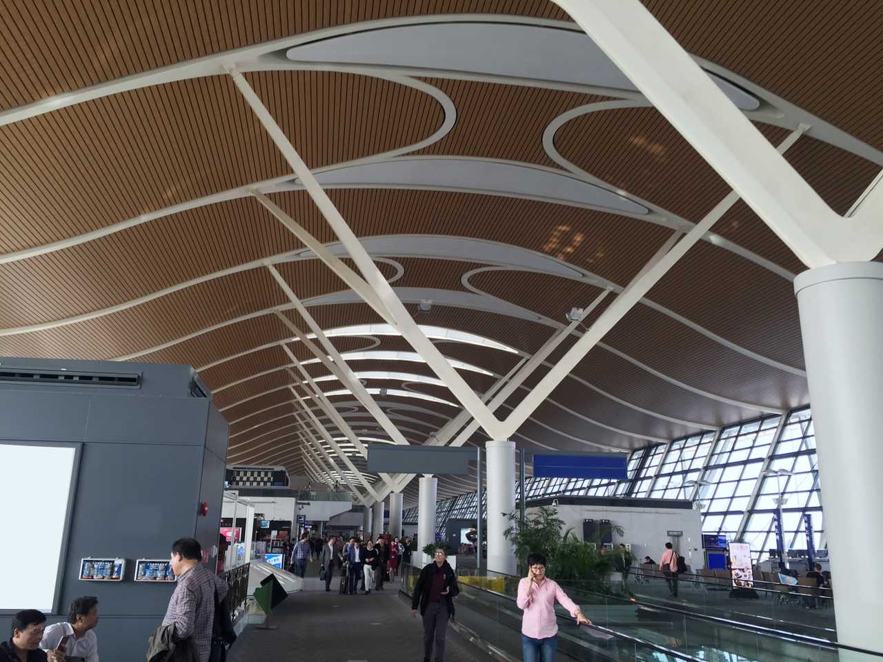 (Trang trí trần sân bay bằng gỗ nhựa sinh thái ECOPLAST-WPVC)