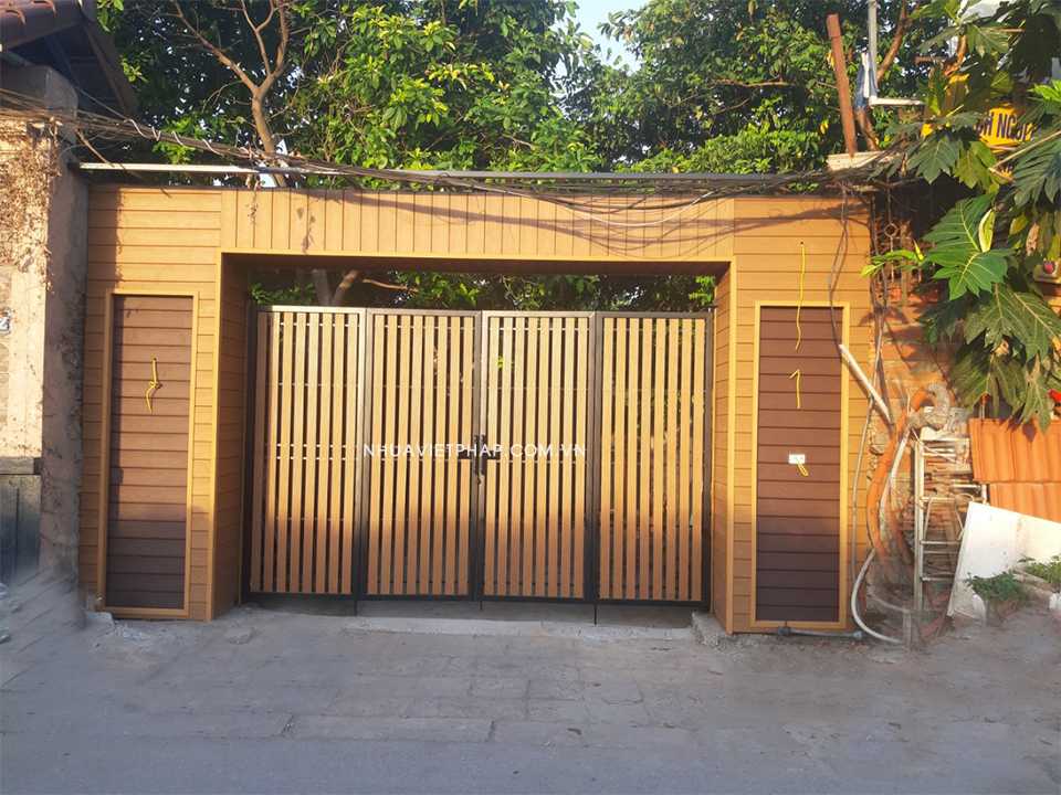 (Ảnh công trình cổng gỗ Nhựa Việt Pháp màu vàng gỗ rất nổi bật)