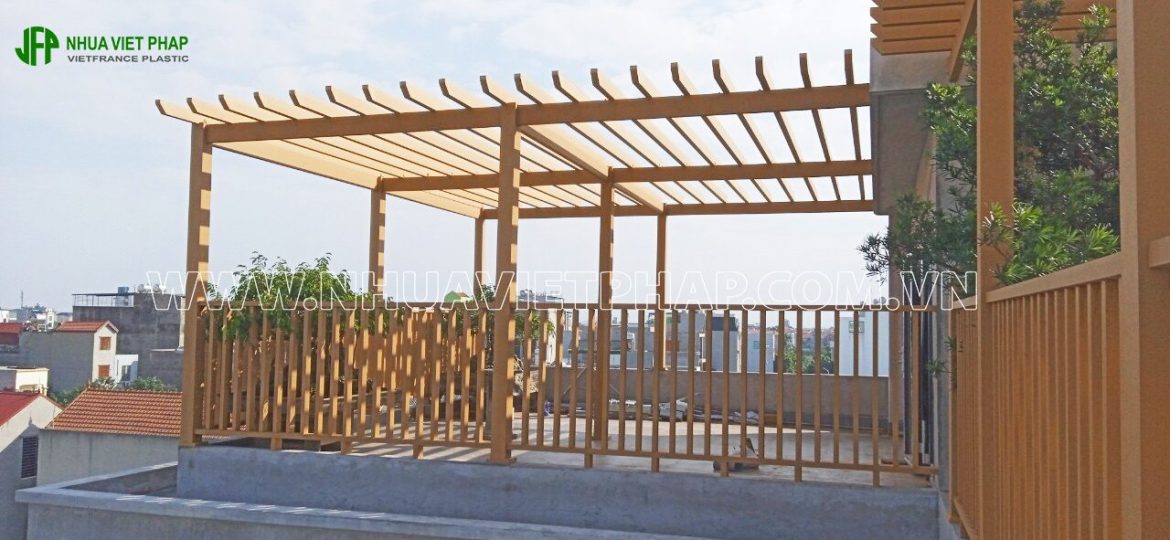 lan can kết hợp giàn lam gỗ nhựa cho sân thượng, ban công