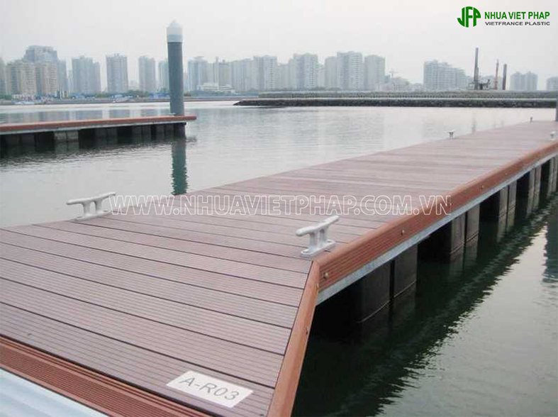 (Sàn gỗ nhựa Nhựa Việt Pháp được sử dụng cho khu vực cầu cảng bởi khả năng chống chịu thời tiết tốt, chống trơn trượt)